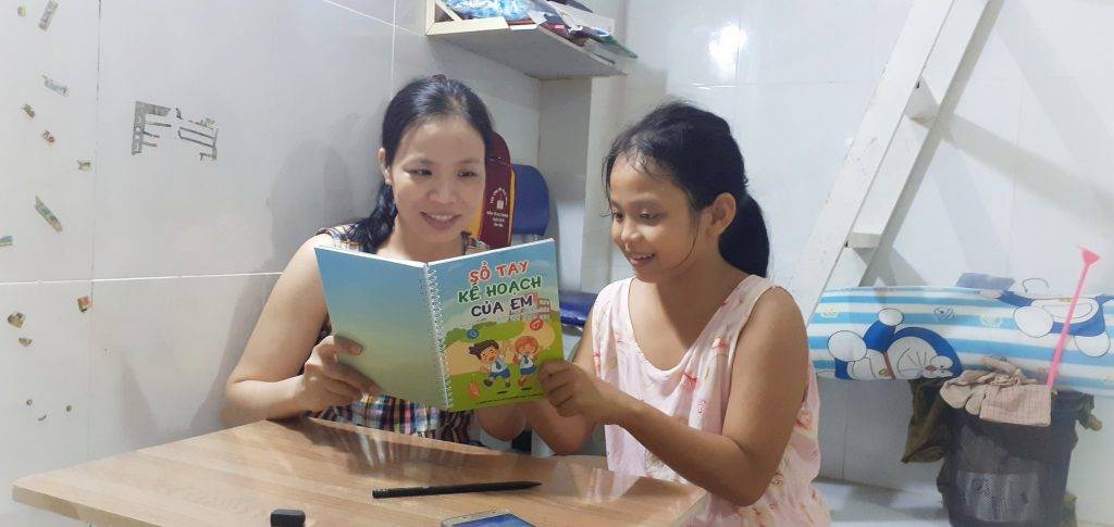 Mẹ hướng dẫn con lập kế hoạch học tập và giải trí.
