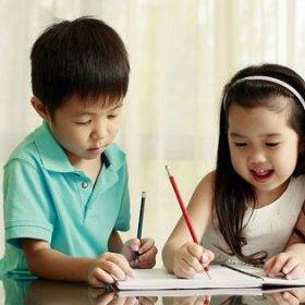 Nên cẩn thận khi chọn vở viết cho trẻ em Vở viết màu quá trắng cũng không tốt