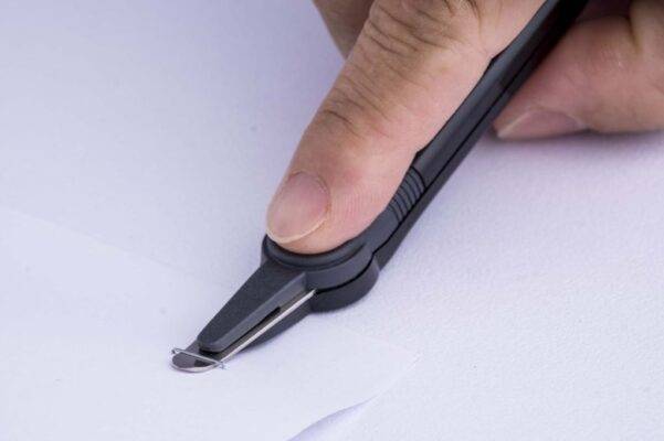 Cách tháo ghim bấm mà không bị rách giấy mỏng