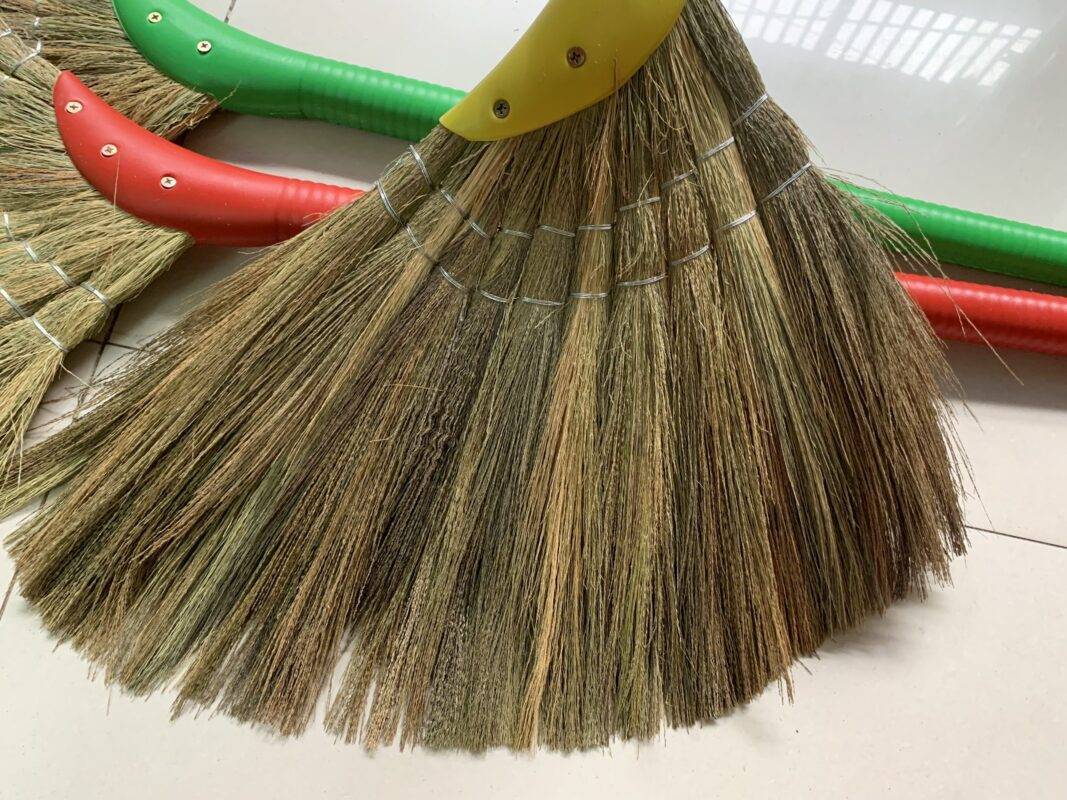 Chổi quét nhà bông cỏ - Chổi bông cỏ quét nhà bền đẹp, quét sạch không bụi