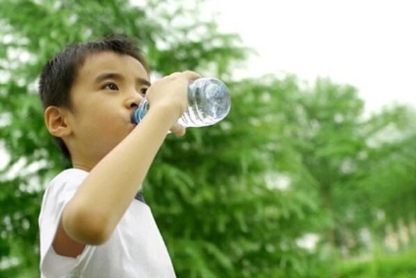 Trẻ em đang uống nước Lavie 350ml