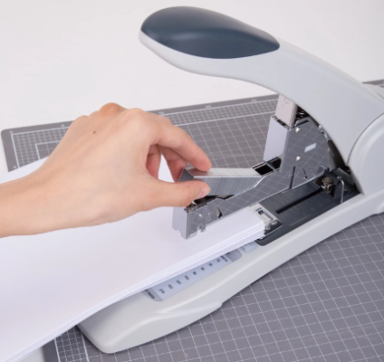 Bàn dập ghim đại Deli giá tốt