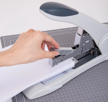 Bàn dập ghim đại Deli giá tốt